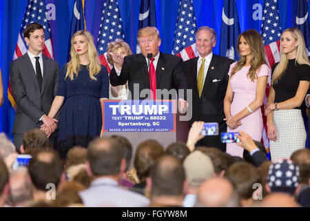 GOP et milliardaire Donald Trump candidat présidentiel traite de partisans aux côtés de sa famille et le lieutenant-gouverneur. Henry McMasters alors qu'ils célèbrent la victoire dans la primaire républicaine de Caroline du Sud, 20 février 2016 à Spartanburg, Caroline du Sud, USA . Banque D'Images