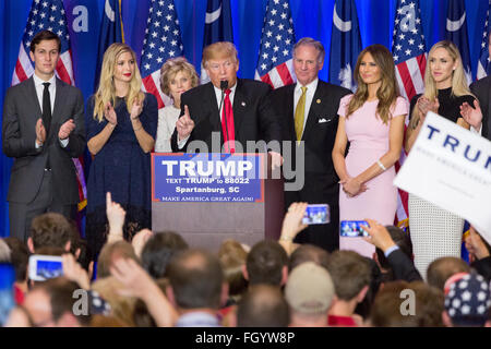 GOP et milliardaire Donald Trump candidat présidentiel traite de partisans aux côtés de sa famille et le lieutenant-gouverneur. Henry McMasters alors qu'ils célèbrent la victoire dans la primaire républicaine de Caroline du Sud, 20 février 2016 à Spartanburg, Caroline du Sud, USA . Banque D'Images