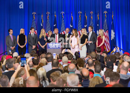 GOP et milliardaire Donald Trump candidat présidentiel traite de partisans aux côtés de sa famille et le lieutenant-gouverneur. Henry McMasters alors qu'ils célèbrent la victoire dans la primaire républicaine de Caroline du Sud, 20 février 2016 à Spartanburg, Caroline du Sud, USA . Banque D'Images