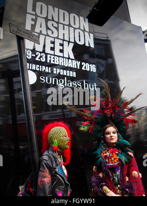 Londres, Royaume-Uni. Feb 22, 2016. Les participants à la Semaine de la mode de Londres, à Soho Février 2016 Crédit : Nick Moore/Alamy Live News Banque D'Images