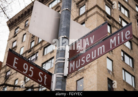 Panneau de rue à New York, avec la 5ème Avenue, des musées et de l'Est 95e Rue sur elle. Banque D'Images