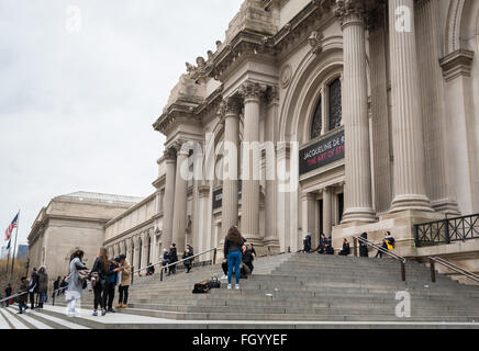 Les gens sur les marches à l'extérieur du Metropolitan Museum of Art de New York. Banque D'Images