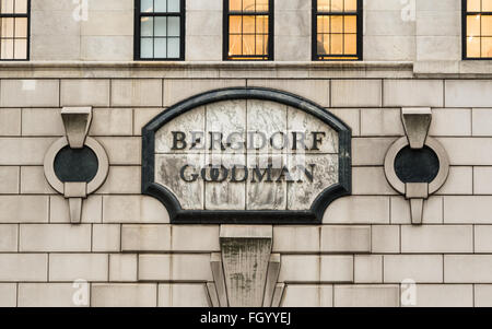 Close up de la plaque / signe à l'historique quartier art déco Bergdorf Goodman department store de la Cinquième Avenue à New York Banque D'Images