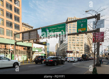 D'attente de circulation pour entrer dans le Holland Tunnel sur Canal Street à Tribeca, New York, sous le signe de route. Banque D'Images
