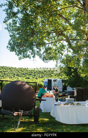 Préparatifs de la ferme tous le dîner dans un vignoble dans la région de Santa Ynez, en Californie Banque D'Images