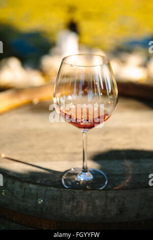 Un verre de rosé est assis sur un vieux tonneau de vin dans la région de Santa Ynez, en Californie. Banque D'Images