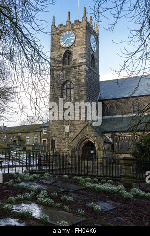 Perce-neige croître dans le cimetière de St Michael and All Angels Parish Church, Haworth, à la fin de l'hiver Banque D'Images