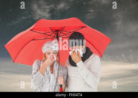 Image composite de mauvais couple éternuement dans les tissus tout en se tenant sous égide Banque D'Images