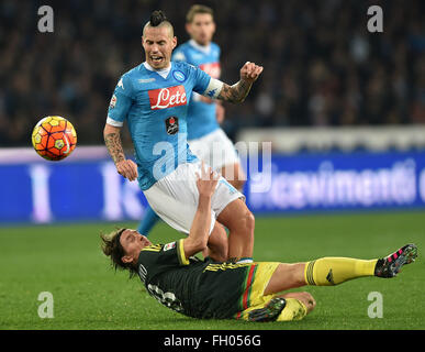 Naples, Italie. Feb 22, 2016. Marek Hamsik Napoli's (Haut) le dispute à l'AC Milan's Riccardo Montolivo au cours de la Serie A italienne match de foot entre SSC Napoli et le Milan AC à Naples, Italie, le 22 février 2016. Le match s'est terminé par un nul 1-1. Credit : Alberto Lingria/Xinhua/Alamy Live News Banque D'Images