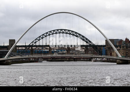 Le Gateshead Millennium Bridge, le plus proche de la caméra, et la Tyne, Swing, High Level, Metro et King Edward VII Les ponts derrière Banque D'Images