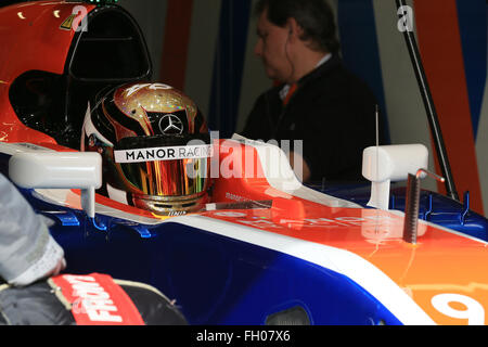 Barcelone, Espagne. Feb 22, 2016. Manor Racing MRT05 &# x2013 ; Pascal Wehlein pendant le lancement de la nouvelle voiture pour la prochaine saison de Formule 1 au circuit de Barcelone, Plaça de Catalunya à Barcelone, Espagne. Credit : Action Plus Sport/Alamy Live News Banque D'Images