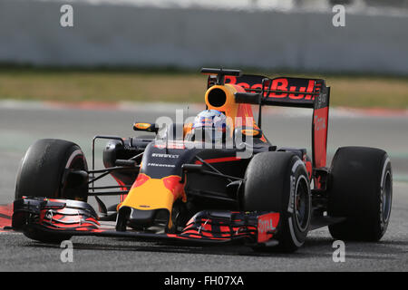 Barcelone, Espagne. Feb 22, 2016. Red Bull Racing RB12 &# x2013 ; Daniel Ricciardo lors du lancement des nouvelles voitures pour la prochaine saison de Formule 1 au circuit de Barcelone, Plaça de Catalunya à Barcelone, Espagne. Credit : Action Plus Sport/Alamy Live News Banque D'Images