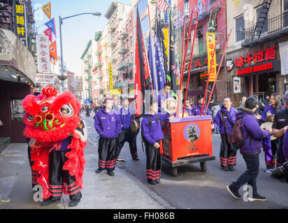 Les touristes et les New-Yorkais de toutes races et nationalités foule Chinatown à New York à la poursuite de la festivités du Nouvel An chinois Le samedi 20 février 2016. Le gala dispose de troupes de danse du dragon et d'autres festivités en inaugurant l'année du singe, 4714 dans le calendrier lunaire. (© Richard B. Levine) Banque D'Images