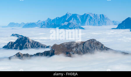 Vue sur montagne Zugspitz (retour), vu depuis le mont à Gaishorn Woman Jogging in forest lake, automne, mer de brouillard, Tannheimer Tal, Austr Banque D'Images