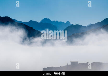 Lechtaler Alpen, vue vers le chemin du lac vu du pic de à Gaishorn Woman Jogging in forest, automne, brouillard sur vallée, TANNHEIMER TAL Banque D'Images