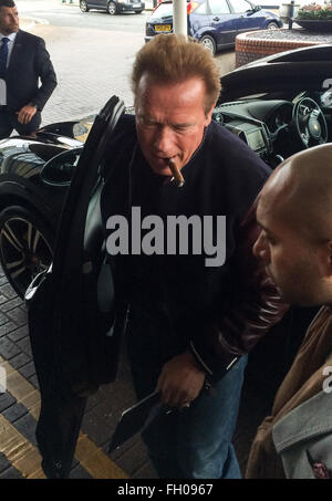 Arnold Schwarzeneggar arrive à Birmingham avec un cigare dans la bouche pour un événement VIP à la CPI, où la star hollywoodienne et l'ancien gouverneur de Californie sera interviewé en direct sur scène en vedette : Arnold Schwarzenegger Où : Birmingham, Royaume-Uni Quand : 21 Jan 2016 Banque D'Images