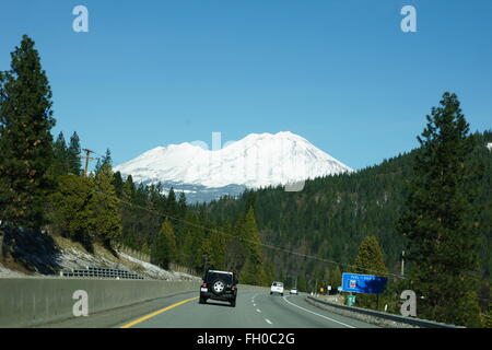 Route menant au mont Shasta, Californie, USA, belle grande montagne couverte de neige, une célèbre destination touristique, volcanique Banque D'Images