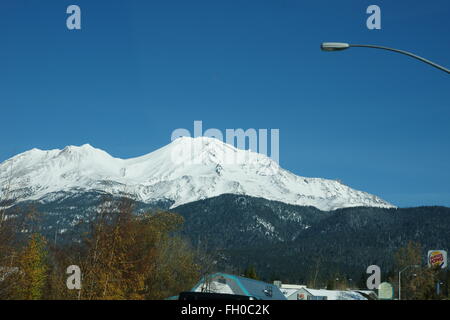 Route menant au mont Shasta, Californie, USA, belle grande montagne couverte de neige, une célèbre destination touristique, volcanique Banque D'Images