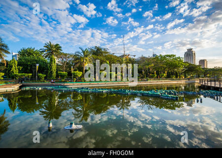 Un étang à Rizal Park, à Manille, aux Philippines. Banque D'Images