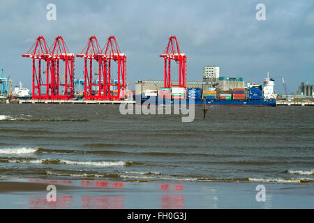 Liverpool Docks et quais et de nouvelles grues à conteneurs en position sur la Mersey, UK Banque D'Images