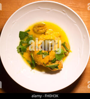 Poulet au citron, préservé et plat tajine marocain d'olive. Banque D'Images