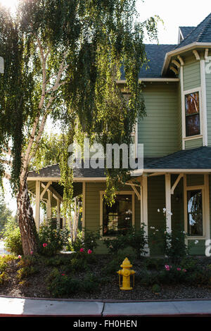 Les arbres se profile au soleil sur un classique maison à Santa Ynez Valley, Californie. Banque D'Images