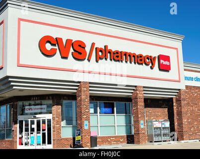 Un CVS Pharmacy (pharmacie, pharmacie) et franchise trouvés partout aux États-Unis. L'Elgin, Illinois, USA. Banque D'Images