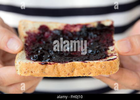 Hand holding sandwich gelée de raisin Banque D'Images