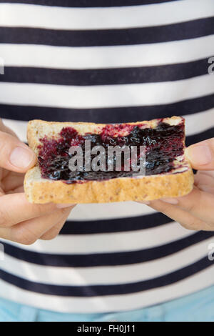 Hand holding sandwich gelée de raisin Banque D'Images