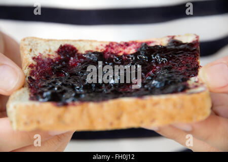 Hand holding sandwich gelée de raisin Banque D'Images