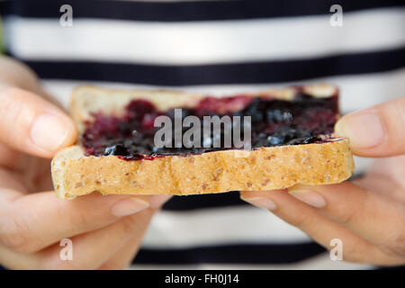 Hand holding sandwich gelée de raisin Banque D'Images