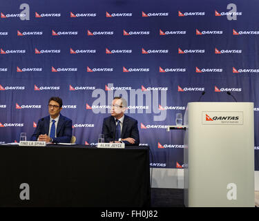 Sydney, Australie. Feb 23, 2016. Groupe Directeur général de Qantas Alan Joyce et chef de la direction financière Tino La Spina a annoncé un résultat financier record, le meilleur de ses 95 ans d'histoire. Qantas a signalé un bénéfice sous-jacent avant impôts de 921 millions de dollars pour les six mois terminés le 31 décembre 2015. © Hugh Peterswald/Pacific Press/Alamy Live News Banque D'Images