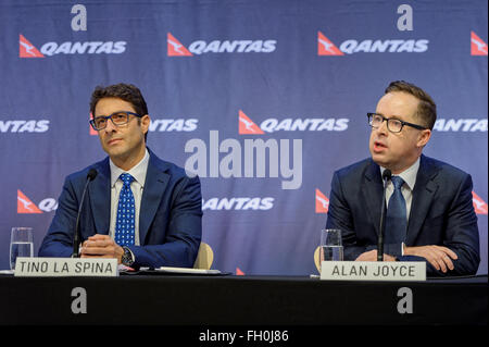 Sydney, Australie. Feb 23, 2016. Groupe Directeur général de Qantas Alan Joyce et chef de la direction financière Tino La Spina a annoncé un résultat financier record, le meilleur de ses 95 ans d'histoire. Qantas a signalé un bénéfice sous-jacent avant impôts de 921 millions de dollars pour les six mois terminés le 31 décembre 2015. © Hugh Peterswald/Pacific Press/Alamy Live News Banque D'Images