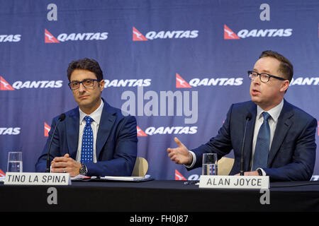 Sydney, Australie. Feb 23, 2016. Groupe Directeur général de Qantas Alan Joyce et chef de la direction financière Tino La Spina a annoncé un résultat financier record, le meilleur de ses 95 ans d'histoire. Qantas a signalé un bénéfice sous-jacent avant impôts de 921 millions de dollars pour les six mois terminés le 31 décembre 2015. © Hugh Peterswald/Pacific Press/Alamy Live News Banque D'Images