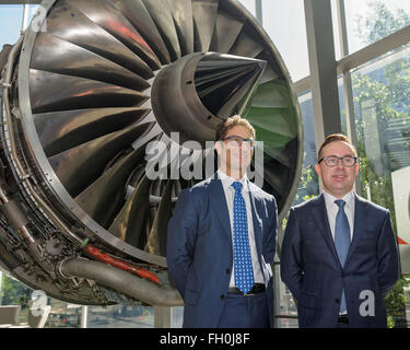 Sydney, Australie. Feb 23, 2016. Groupe Directeur général de Qantas Alan Joyce et chef de la direction financière Tino La Spina en fonction de l'enregistrement du résultat financier annonce, le meilleur de ses 95 ans d'histoire. Qantas a signalé un bénéfice sous-jacent avant impôts de 921 millions de dollars pour les six mois terminés le 31 décembre 2015. © Hugh Peterswald/Pacific Press/Alamy Live News Banque D'Images