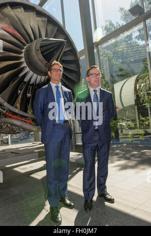 Sydney, Australie. Feb 23, 2016. Groupe Directeur général de Qantas Alan Joyce et chef de la direction financière Tino La Spina en fonction de l'enregistrement du résultat financier annonce, le meilleur de ses 95 ans d'histoire. Qantas a signalé un bénéfice sous-jacent avant impôts de 921 millions de dollars pour les six mois terminés le 31 décembre 2015. © Hugh Peterswald/Pacific Press/Alamy Live News Banque D'Images