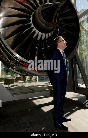 Sydney, Australie. Feb 23, 2016. Groupe Directeur général de Qantas Alan Joyce pose suivant l'enregistrement du résultat financier annonce, le meilleur de ses 95 ans d'histoire. Qantas a signalé un bénéfice sous-jacent avant impôts de 921 millions de dollars pour les six mois terminés le 31 décembre 2015. © Hugh Peterswald/Pacific Press/Alamy Live News Banque D'Images