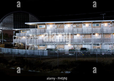 Logement préfabriqué temporaire situé au stade de baseball en Onagawa le 11 février 2016, la préfecture de Miyagi, au Japon. Quelques semaines avant de la cinquième anniversaire de Tohoku 2011 Séisme et du Tsunami, le gouvernement japonais a annoncé que la deuxième moitié de l'œuvre de reconstruction dans la région de Tohoku devrait être conclu avant le début des Jeux Olympiques de Tokyo 2020. Selon le site web de l'Agence de reconstruction environ 250 milliards de dollars ont été alloués à la première période (2011-2015) et de 65 milliards de dollars de plus ont été mis de côté pour un ''période de reconstruction et de revitalisation'' à partir de Banque D'Images