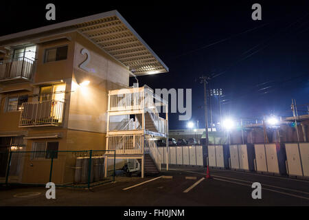 Logement préfabriqué temporaire situé au stade de baseball en Onagawa le 11 février 2016, la préfecture de Miyagi, au Japon. Quelques semaines avant de la cinquième anniversaire de Tohoku 2011 Séisme et du Tsunami, le gouvernement japonais a annoncé que la deuxième moitié de l'œuvre de reconstruction dans la région de Tohoku devrait être conclu avant le début des Jeux Olympiques de Tokyo 2020. Selon le site web de l'Agence de reconstruction environ 250 milliards de dollars ont été alloués à la première période (2011-2015) et de 65 milliards de dollars de plus ont été mis de côté pour un ''période de reconstruction et de revitalisation'' à partir de Banque D'Images