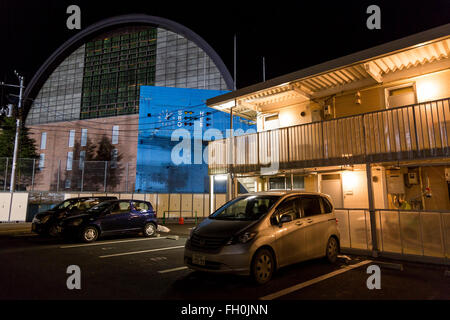 Logement préfabriqué temporaire situé au stade de baseball en Onagawa le 11 février 2016, la préfecture de Miyagi, au Japon. Quelques semaines avant de la cinquième anniversaire de Tohoku 2011 Séisme et du Tsunami, le gouvernement japonais a annoncé que la deuxième moitié de l'œuvre de reconstruction dans la région de Tohoku devrait être conclu avant le début des Jeux Olympiques de Tokyo 2020. Selon le site web de l'Agence de reconstruction environ 250 milliards de dollars ont été alloués à la première période (2011-2015) et de 65 milliards de dollars de plus ont été mis de côté pour un ''période de reconstruction et de revitalisation'' à partir de Banque D'Images