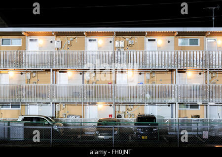 Logement préfabriqué temporaire situé au stade de baseball en Onagawa le 11 février 2016, la préfecture de Miyagi, au Japon. Quelques semaines avant de la cinquième anniversaire de Tohoku 2011 Séisme et du Tsunami, le gouvernement japonais a annoncé que la deuxième moitié de l'œuvre de reconstruction dans la région de Tohoku devrait être conclu avant le début des Jeux Olympiques de Tokyo 2020. Selon le site web de l'Agence de reconstruction environ 250 milliards de dollars ont été alloués à la première période (2011-2015) et de 65 milliards de dollars de plus ont été mis de côté pour un ''période de reconstruction et de revitalisation'' à partir de Banque D'Images