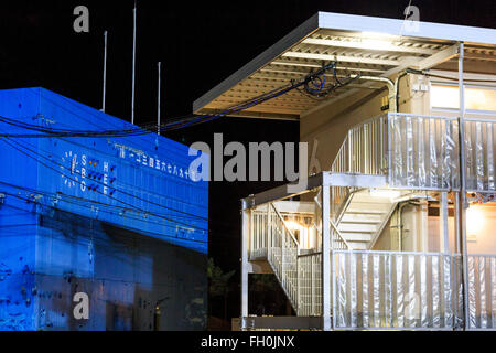 Logement préfabriqué temporaire situé au stade de baseball en Onagawa le 11 février 2016, la préfecture de Miyagi, au Japon. Quelques semaines avant de la cinquième anniversaire de Tohoku 2011 Séisme et du Tsunami, le gouvernement japonais a annoncé que la deuxième moitié de l'œuvre de reconstruction dans la région de Tohoku devrait être conclu avant le début des Jeux Olympiques de Tokyo 2020. Selon le site web de l'Agence de reconstruction environ 250 milliards de dollars ont été alloués à la première période (2011-2015) et de 65 milliards de dollars de plus ont été mis de côté pour un ''période de reconstruction et de revitalisation'' à partir de Banque D'Images