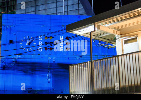 Logement préfabriqué temporaire situé au stade de baseball en Onagawa le 11 février 2016, la préfecture de Miyagi, au Japon. Quelques semaines avant de la cinquième anniversaire de Tohoku 2011 Séisme et du Tsunami, le gouvernement japonais a annoncé que la deuxième moitié de l'œuvre de reconstruction dans la région de Tohoku devrait être conclu avant le début des Jeux Olympiques de Tokyo 2020. Selon le site web de l'Agence de reconstruction environ 250 milliards de dollars ont été alloués à la première période (2011-2015) et de 65 milliards de dollars de plus ont été mis de côté pour un ''période de reconstruction et de revitalisation'' à partir de Banque D'Images