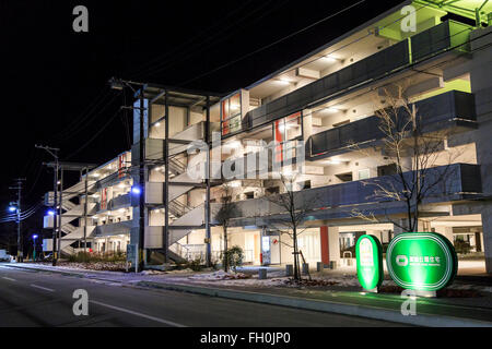 Logement préfabriqué temporaire situé au stade de baseball en Onagawa le 11 février 2016, la préfecture de Miyagi, au Japon. Quelques semaines avant de la cinquième anniversaire de Tohoku 2011 Séisme et du Tsunami, le gouvernement japonais a annoncé que la deuxième moitié de l'œuvre de reconstruction dans la région de Tohoku devrait être conclu avant le début des Jeux Olympiques de Tokyo 2020. Selon le site web de l'Agence de reconstruction environ 250 milliards de dollars ont été alloués à la première période (2011-2015) et de 65 milliards de dollars de plus ont été mis de côté pour un ''période de reconstruction et de revitalisation'' à partir de Banque D'Images