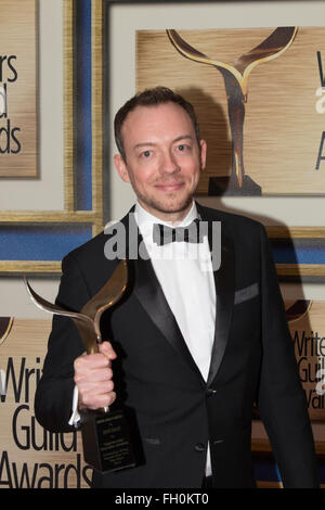 Los Angeles, Californie, USA. 13 février 2016. craley auteur zach avec son prix à la 2016 Writers Guild of awards. Banque D'Images