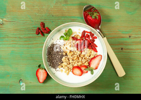 Petit-déjeuner sain de muesli, yaourt, fruits, graines de chia et le goji Banque D'Images