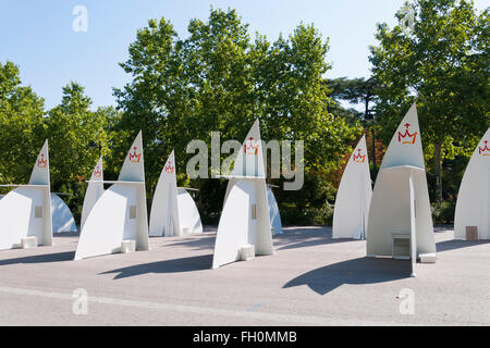 Confessionnaux en bois mis en place au parc El Retiro, à Madrid, en Espagne, pour la Journée mondiale de la Jeunesse (JMJ) Banque D'Images