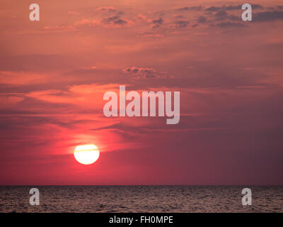 Coucher de soleil sur la mer Baltique au Danemark le ciel en une coloration rouge profond Banque D'Images