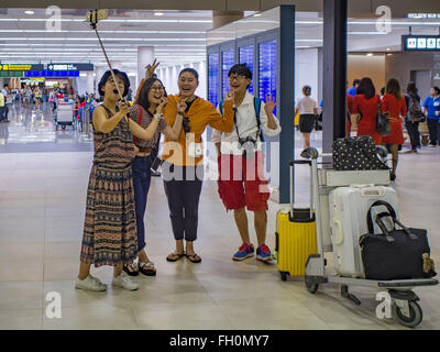 Bangkok, Thaïlande. Feb 23, 2016. Les touristes prendre ''elfies'' dans le terminal des vols domestiques à l'aéroport de Don Mueang. Nok Air, partiellement détenue par Thai Airways International et l'une des plus importantes lignes aériennes de budget en Thaïlande, 20 vols annulés mardi en raison d'une pénurie de pilotes et a annoncé que d'autres vols seraient annulés ou suspendus par la fin de semaine. Les annulations sont venus après une grève sauvage par plusieurs pilotes dimanche nuit vols annulés et filé plus d'un millier de voyageurs. La pénurie de pilotes à Nok arrive à un moment où l'industrie de l'aviation thaïlandaise Banque D'Images