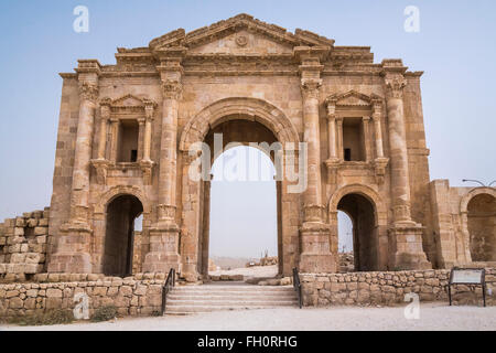 L'Arche d'Hadrien dans les ruines archéologiques de Jerash, Royaume hachémite de Jordanie, Moyen-Orient. Banque D'Images